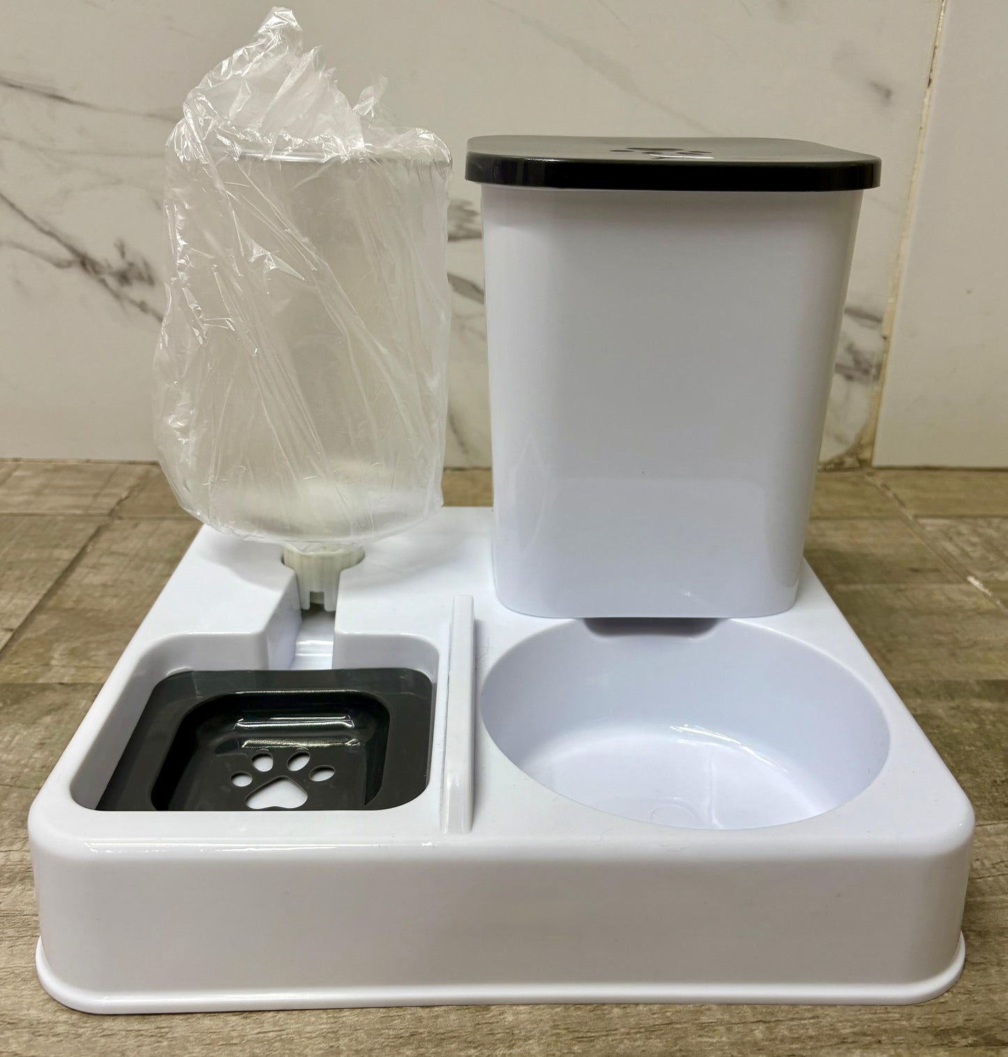 Dispensador agua y alimento, Caninos y Felinos, Blanco con negro (1pieza)
