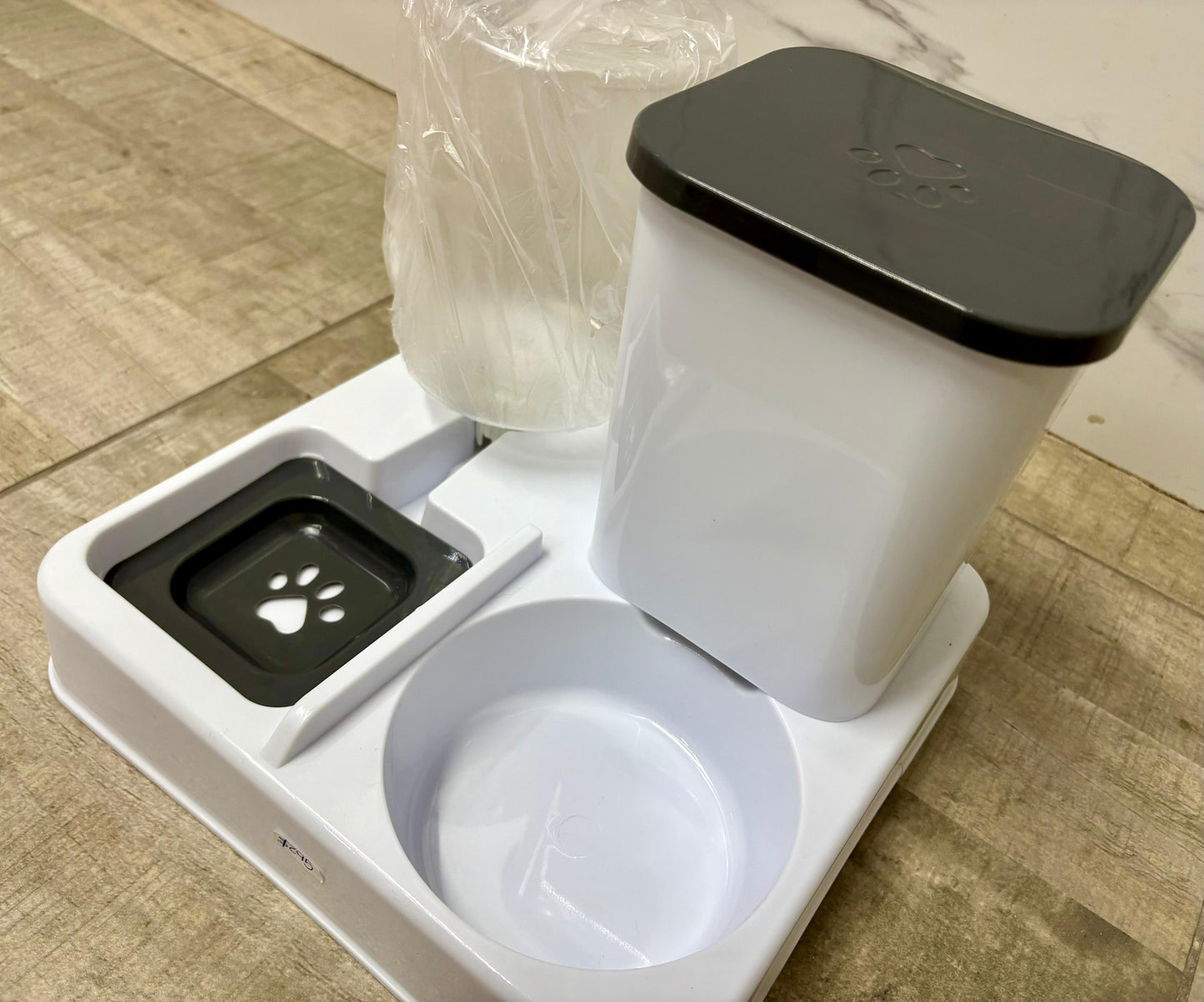 Dispensador agua y alimento, Caninos y Felinos, Blanco con negro (1pieza)